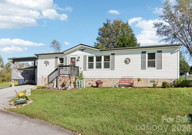 Photo 2 of Single family home for sale at 304 Meadowbrook Ct, Hendersonville, NC 28792 | MLS# 4438153 | Listing updated on 2026-10-28