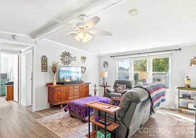 Photo 4 of Single family home for sale at 304 Meadowbrook Ct, Hendersonville, NC 28792 | MLS# 4438153 | Listing updated on 2026-10-28