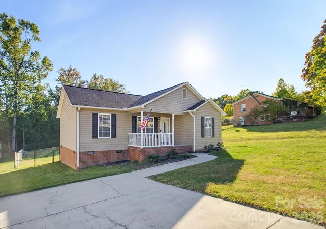 Photo 2 of Single family home for sale at 1809 Augusta Dr, Thomasville, NC 27360 | MLS# 4438188 | Listing updated on 2026-10-27