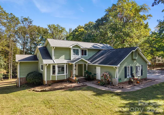 Photo 1 of Single family home for sale at 4644 Hickory Grv Rd, Mount Holly, NC 28120 | MLS# 4438197 | Listing updated on 2026-10-30