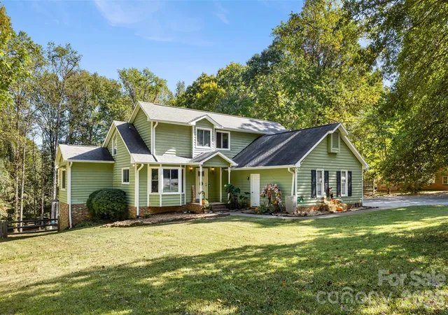Photo 2 of Single family home for sale at 4644 Hickory Grv Rd, Mount Holly, NC 28120 | MLS# 4438197 | Listing updated on 2026-10-30