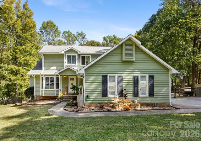 Photo 4 of Single family home for sale at 4644 Hickory Grv Rd, Mount Holly, NC 28120 | MLS# 4438197 | Listing updated on 2026-10-30