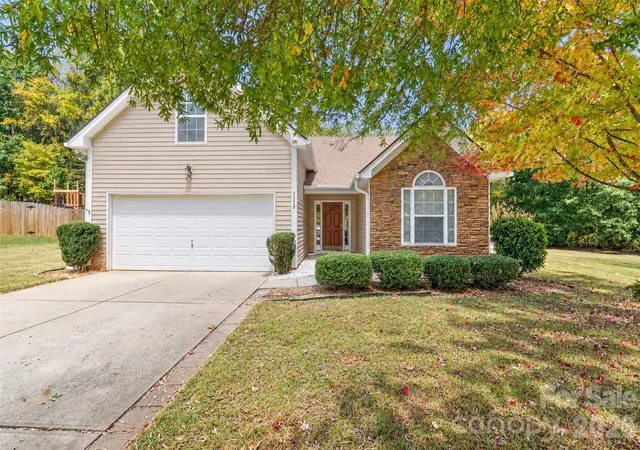 Photo 1 of Single family home for sale at 3320 Xandra Ct, Fort Mill, SC 29707 | MLS# 4438261 | Listing updated on 2026-10-28