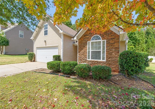 Photo 3 of Single family home for sale at 3320 Xandra Ct, Fort Mill, SC 29707 | MLS# 4438261 | Listing updated on 2026-10-28