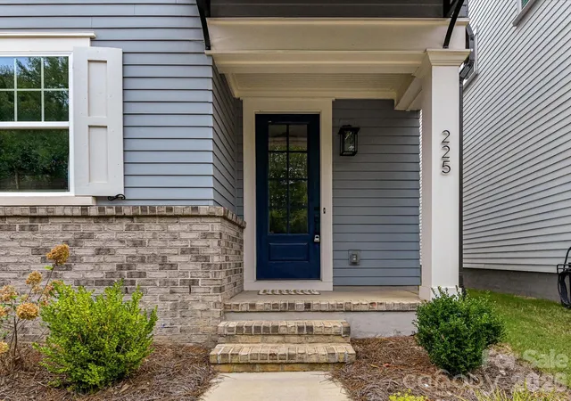 Photo 4 of Single family home for sale at 225 Davidson Gateway Dr, Davidson, NC 28036 | MLS# 4438311 | Listing updated on 2026-10-31