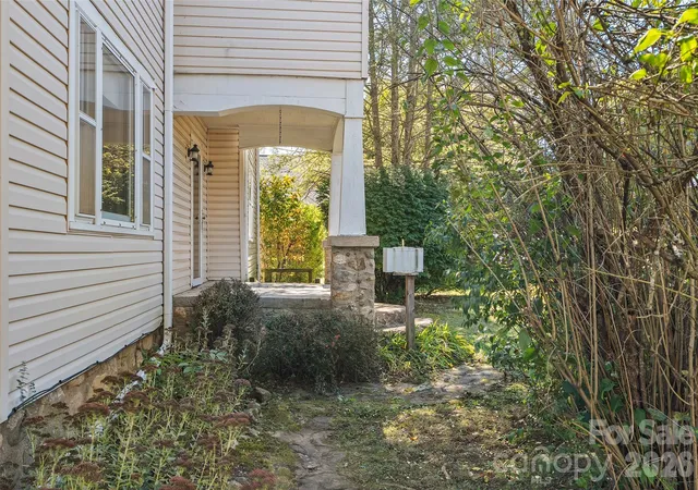 Photo 4 of Single family home for sale at 589 Pisgah Dr, Canton, NC 28716 | MLS# 4438337 | Listing updated on 2026-10-28