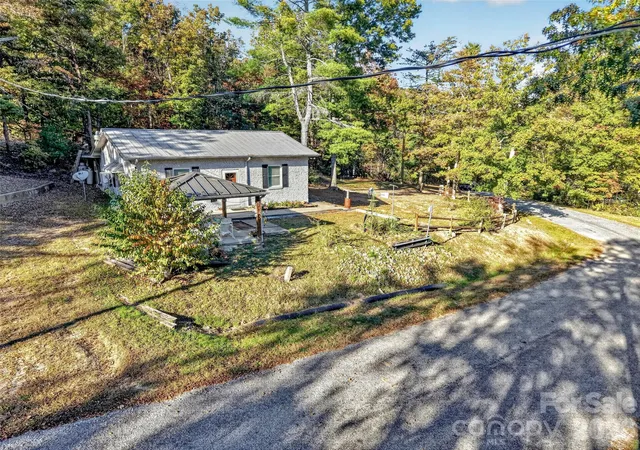 Photo 2 of Single family home for sale at 300 Doris Lisa View Dr, Hendersonville, NC 28792 | MLS# 4438345 | Listing updated on 2026-10-28