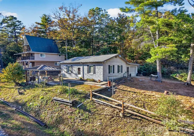 Photo 3 of Single family home for sale at 300 Doris Lisa View Dr, Hendersonville, NC 28792 | MLS# 4438345 | Listing updated on 2026-10-28