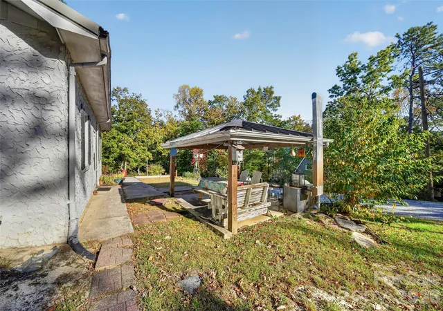 Photo 4 of Single family home for sale at 300 Doris Lisa View Dr, Hendersonville, NC 28792 | MLS# 4438345 | Listing updated on 2026-10-28