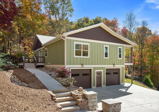 Photo 1 of Single family home for sale at 366 View Dr, Horse Shoe, NC 28742 | MLS# 4438383 | Listing updated on 2026-10-30