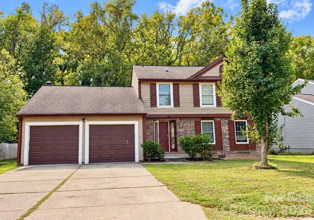 Photo 2 of Single family home for sale at 8400 Mayerling Dr, Charlotte, NC 28227 | MLS# 4438386 | Listing updated on 2026-10-27