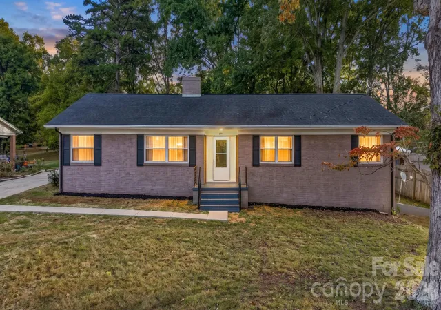 Photo 1 of Single family home for sale at 841 7th Street Se, Hickory, NC 28602 | MLS# 4438534 | Listing updated on 2026-10-29