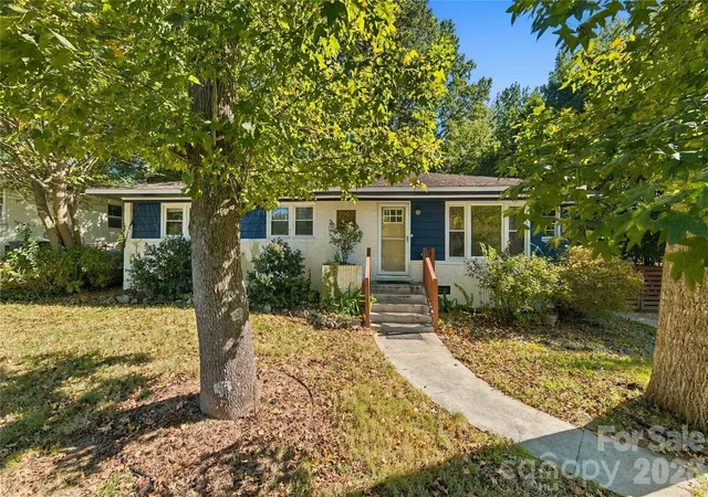 Photo 1 of Single family home for sale at 3900 Tipperary Pl, Charlotte, NC 28215 | MLS# 4438617 | Listing updated on 2026-10-29