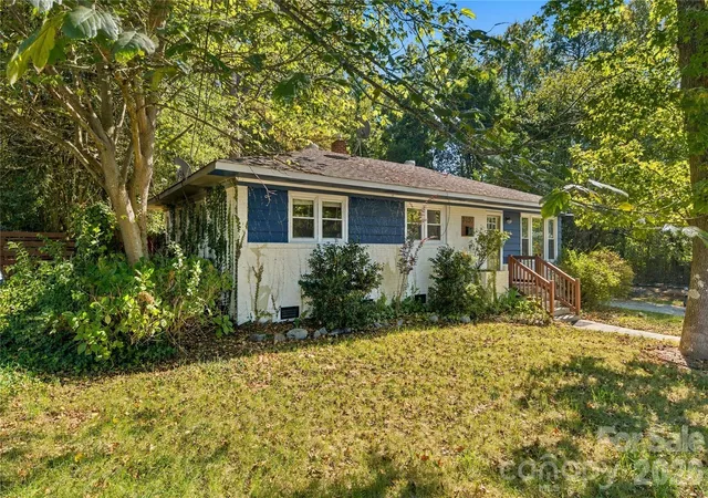 Photo 1 of Single family home for sale at 3900 Tipperary Pl, Charlotte, NC 28215 | MLS# 4438617 | Listing updated on 2026-10-29