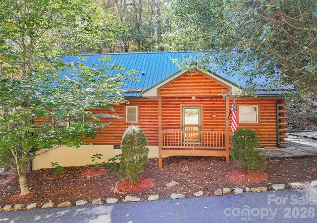Photo 3 of Single family home for sale at 77 Trapper Ln, Waynesville, NC 28785 | MLS# 4438621 | Listing updated on 2026-10-28