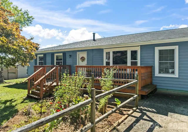 Photo 3 of Single family home for sale at 31 Southwicke Dr, Arden, NC 28704 | MLS# 4438630 | Listing updated on 2026-10-29