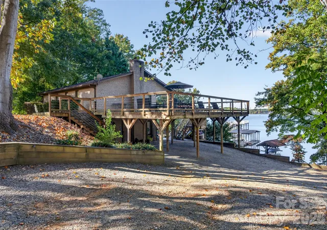 Photo 3 of Single family home for sale at 188 Paradise Peninsula Rd, Mooresville, NC 28117 | MLS# 4438701 | Listing updated on 2026-10-29
