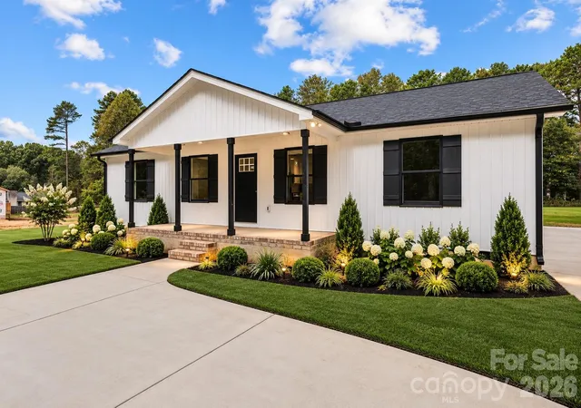Photo 2 of Single family home for sale at 135 Castleview Rd, Salisbury, NC 28146 | MLS# 4438708 | Listing updated on 2026-10-28