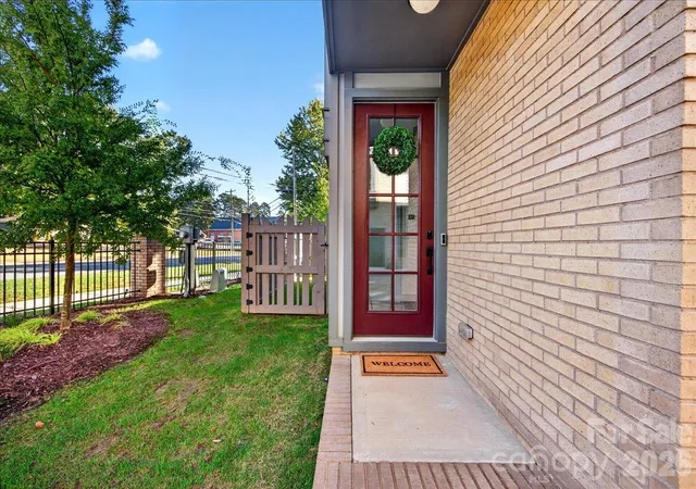 Photo 4 of Townhouse for sale at 809 Madison Glen Ln, Charlotte, NC 28209 | MLS# 4438835 | Listing updated on 2026-10-31