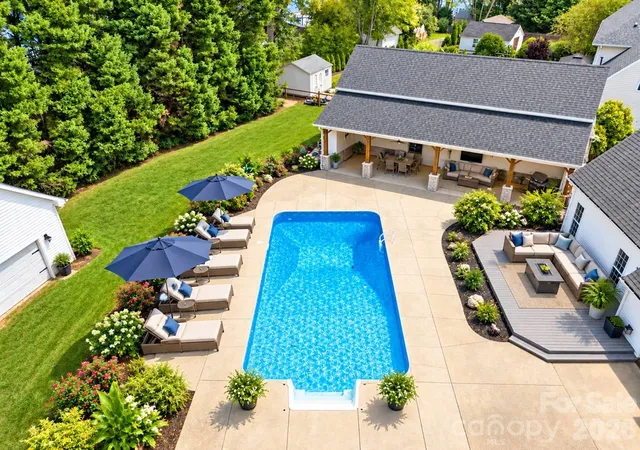 Photo 2 of Single family home for sale at 118 Breton Ct, Mooresville, NC 28117 | MLS# 4438875 | Listing updated on 2026-10-29