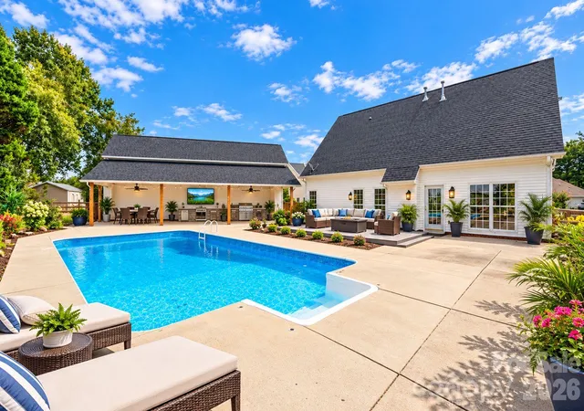 Photo 4 of Single family home for sale at 118 Breton Ct, Mooresville, NC 28117 | MLS# 4438875 | Listing updated on 2026-10-29