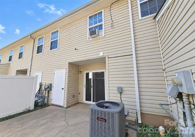 Photo 4 of Townhouse for sale at 4212 Glenlea Cmns Dr, Charlotte, NC 28216 | MLS# 4438881 | Listing updated on 2026-10-29