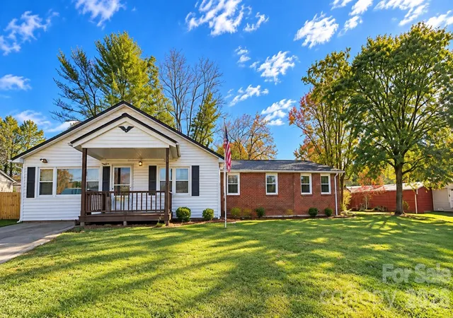 Photo 1 of Single family home for sale at 165 Green Cir Dr, North Wilkesboro, NC 28659 | MLS# 4438888 | Listing updated on 2026-10-29