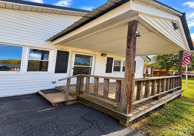 Photo 2 of Single family home for sale at 165 Green Cir Dr, North Wilkesboro, NC 28659 | MLS# 4438888 | Listing updated on 2026-10-29