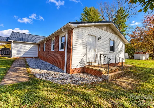 Photo 3 of Single family home for sale at 165 Green Cir Dr, North Wilkesboro, NC 28659 | MLS# 4438888 | Listing updated on 2026-10-29