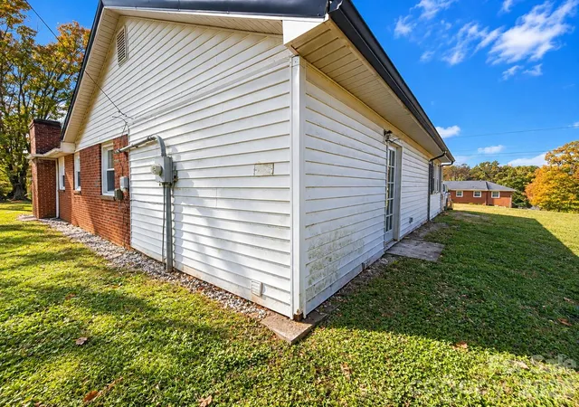 Photo 3 of Single family home for sale at 165 Green Cir Dr, North Wilkesboro, NC 28659 | MLS# 4438888 | Listing updated on 2026-10-29