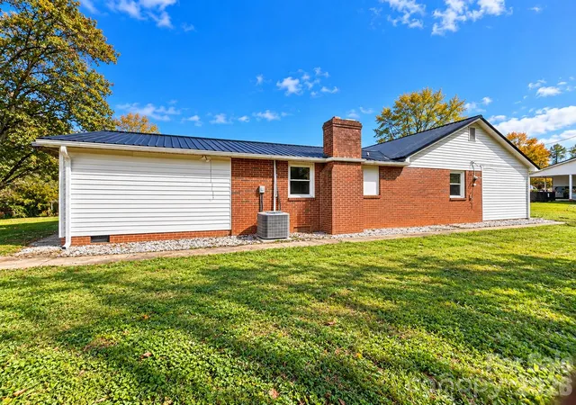 Photo 4 of Single family home for sale at 165 Green Cir Dr, North Wilkesboro, NC 28659 | MLS# 4438888 | Listing updated on 2026-10-29
