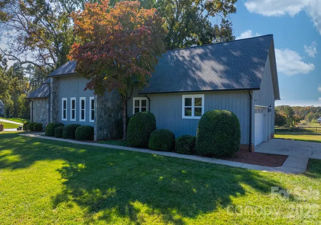 Photo 1 of Single family home for sale at 4056 Shadowood Ln, Hickory, NC 28601 | MLS# 4438910 | Listing updated on 2026-10-30