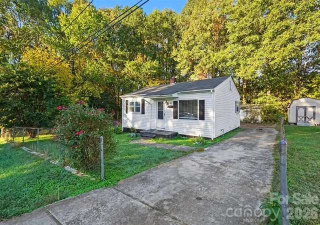 Photo 2 of Single family home for sale at 435 Rhyne St, Dallas, NC 28034 | MLS# 4438947 | Listing updated on 2026-10-29