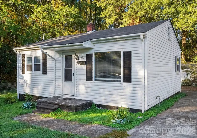 Photo 3 of Single family home for sale at 435 Rhyne St, Dallas, NC 28034 | MLS# 4438947 | Listing updated on 2026-10-29