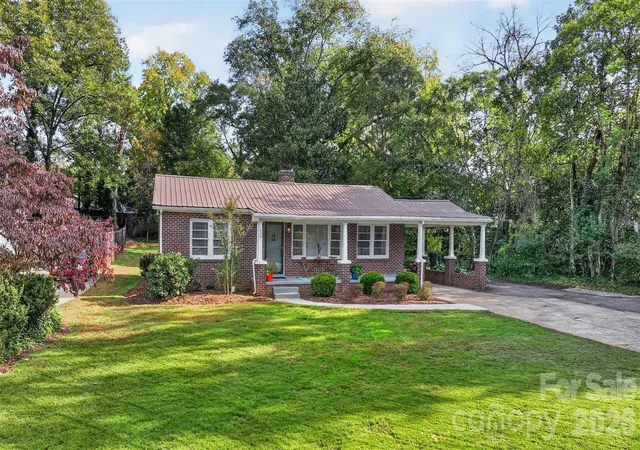 Single family home for sale at 400 7th Avenue Pl NW, Hickory, NC 28601 | MLS# 4438966