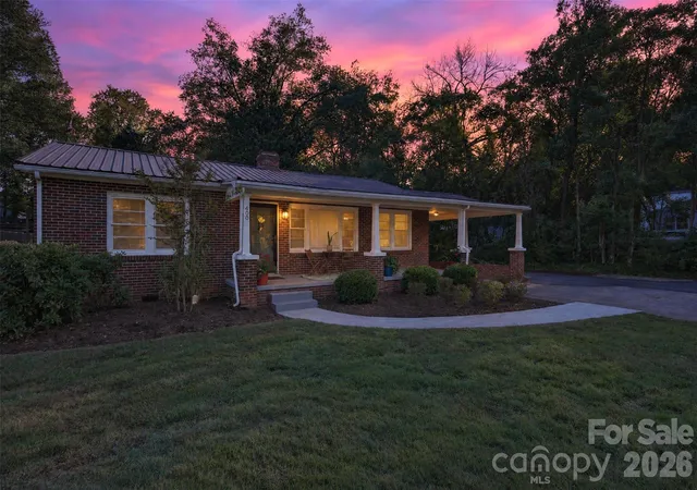 Photo 2 of Single family home for sale at 400 7th Avenue Pl NW, Hickory, NC 28601 | MLS# 4438966 | Listing updated on 2026-10-29