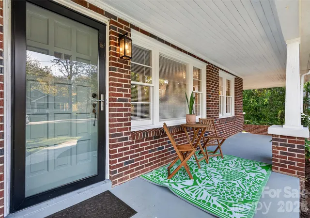 Photo 3 of Single family home for sale at 400 7th Avenue Pl NW, Hickory, NC 28601 | MLS# 4438966 | Listing updated on 2026-10-29