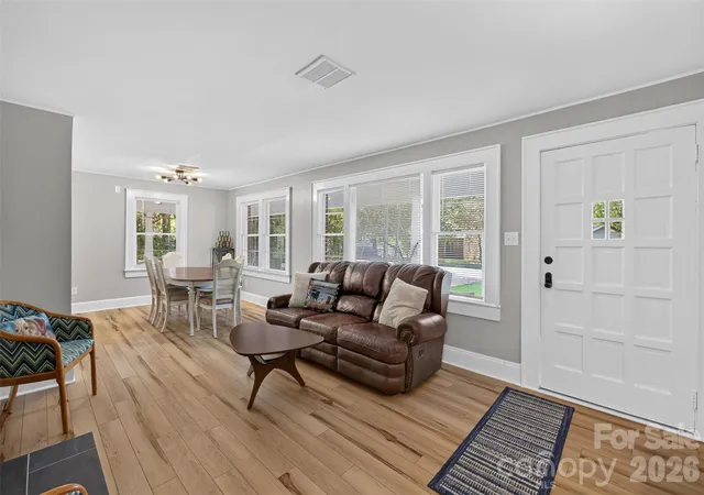 Photo 4 of Single family home for sale at 400 7th Avenue Pl NW, Hickory, NC 28601 | MLS# 4438966 | Listing updated on 2026-10-29
