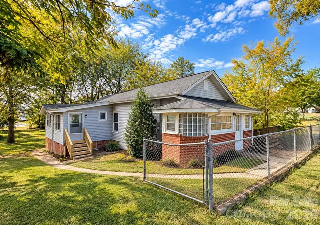 Photo 1 of Single family home for sale at 523 Oakwood Ave, Albemarle, NC 28001 | MLS# 4439016 | Listing updated on 2026-10-30