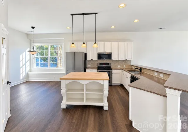 Photo 1 of Single family home for sale at 2001 Gable Way Ln, Matthews, NC 28104 | MLS# 4439036 | Listing updated on 2026-10-29