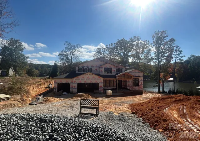 Photo 1 of Single family home for sale at 204 Lakeview Shrs Loop, Mooresville, NC 28117 | MLS# 4439102 | Listing updated on 2026-10-29