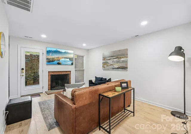 Listing Photo 4 - Condo for sale in building located at 500 Poplar St, Charlotte, NC 28202 - Unit #E