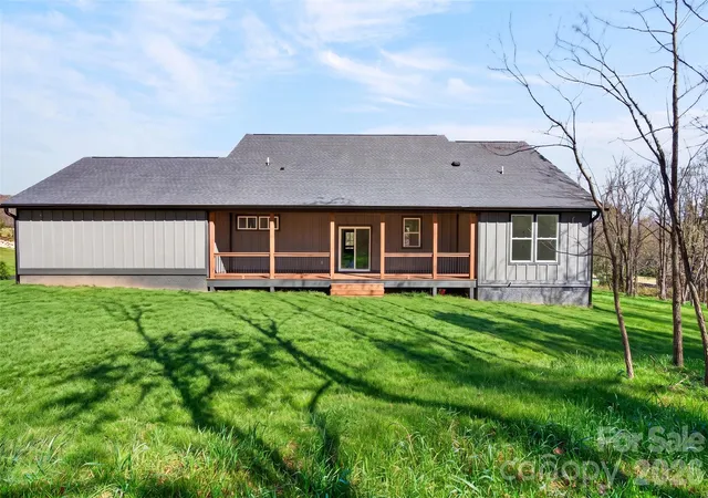 Photo 2 of Single family home for sale at 183 Rocky Hl Dr, Hendersonville, NC 28792 | MLS# 4439198 | Listing updated on 2026-10-30
