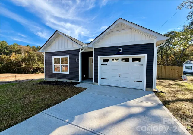 Photo 1 of Single family home for sale at 330 S Davis St, Dallas, NC 28034 | MLS# 4439231 | Listing updated on 2026-10-30