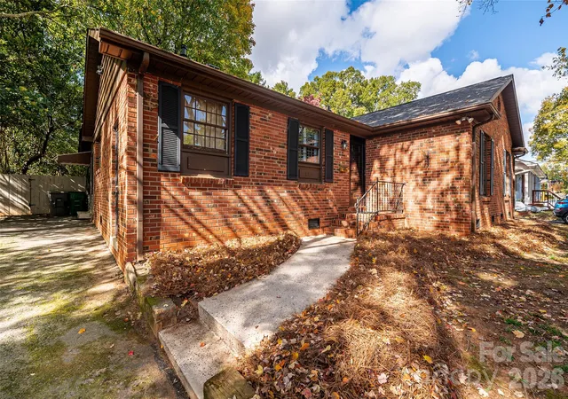 Photo 1 of Single family home for sale at 6730 Brookcrest Dr, Charlotte, NC 28210 | MLS# 4439275 | Listing updated on 2026-10-30