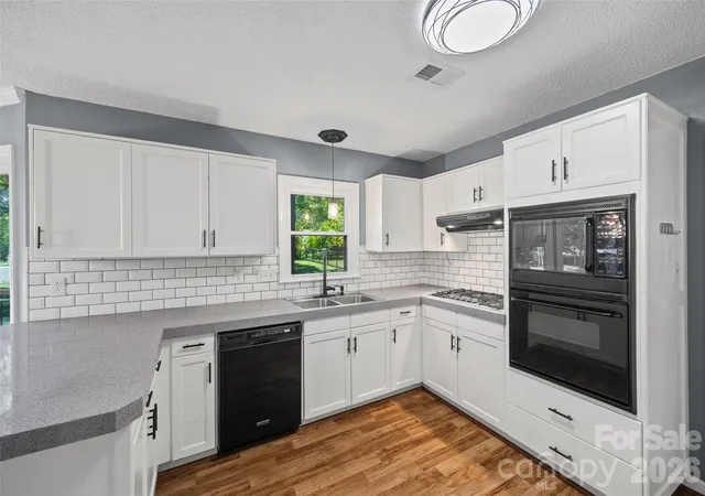 Photo 4 of Single family home for sale at 612 Grays Crk Ln, Charlotte, NC 28214 | MLS# 4439414 | Listing updated on 2026-10-31
