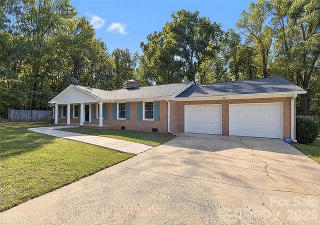 Single family home for sale at 709 Hester Dr, Dallas, NC 28034 | MLS# 4439424