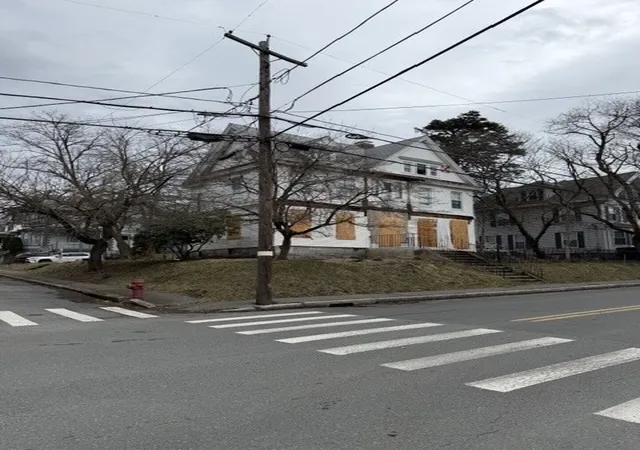 2nd image of 337 Beacon St, Lowell, MA 01850 | MLS# 73494740