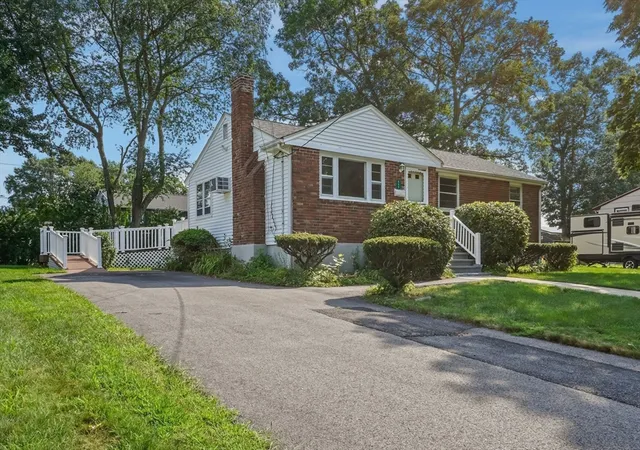 2nd image of 111 Crestfield Dr, Brockton, MA 02302 | MLS# 73561086