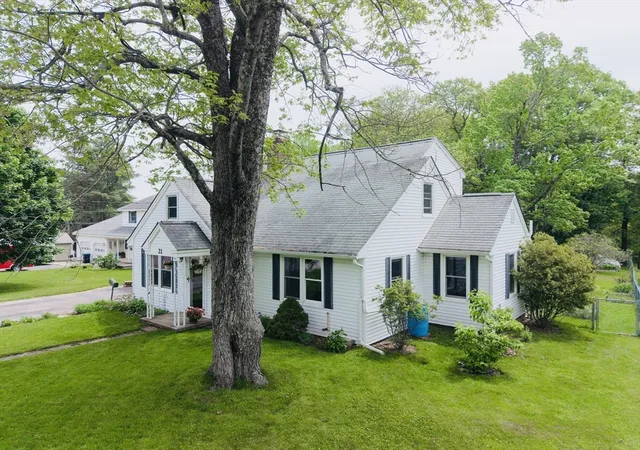 3rd image of 21 Eaton Pl, Shrewsbury, MA 01545 | MLS# 73525724